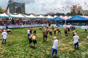 Ata sporunun kalbi Arnavutköy’de attı: İstanbul’un Kırkpınar’ı binlerce güreş severi buluşturdu