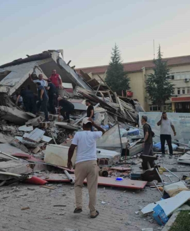 Balıkesir Sındırgı’da 6.1’lik deprem 1 ev yıkıldı ciddi hasar gören yapılar var