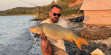 Sapanca Gölü’nde 13 kilo sazan yakaladı: Öpüp suya geri saldı