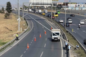 Büyükçekmece’de şiddetli rüzgardan aydınlatma direği yan yattı, E-5 trafiğe kapatıldı