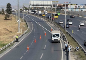Büyükçekmece’de şiddetli rüzgardan aydınlatma direği yan yattı, E-5 trafiğe kapatıldı