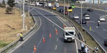Büyükçekmece’de şiddetli rüzgardan aydınlatma direği yan yattı, E-5 trafiğe kapatıldı