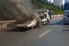 Bağcılar TEM Otoyolu’nda çekici yangını: Alevler sürücülerin müdahalesiyle söndürüldü