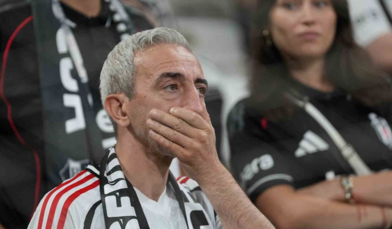 Dolmabahçe’de taraftarlardan protesto