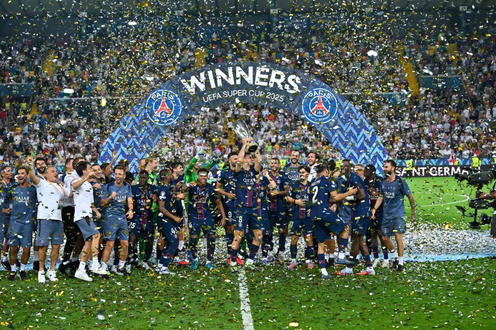 Paris Saint-Germain, Süper Kupa’yı ilk kez müzesine götürdü