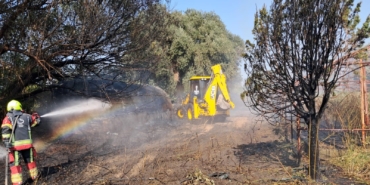 Gömeç’te arazi yangını: Ekiplerin müdahalesi sürüyor