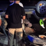 Takla atan otomobilde sıkışan sürücüyü itfaiye ekipleri kurtardı