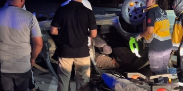 Takla atan otomobilde sıkışan sürücüyü itfaiye ekipleri kurtardı