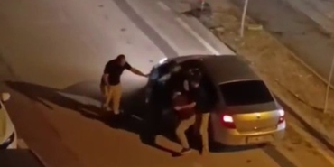 Yolunu kestikleri sürücüyü araçta darp ettiler