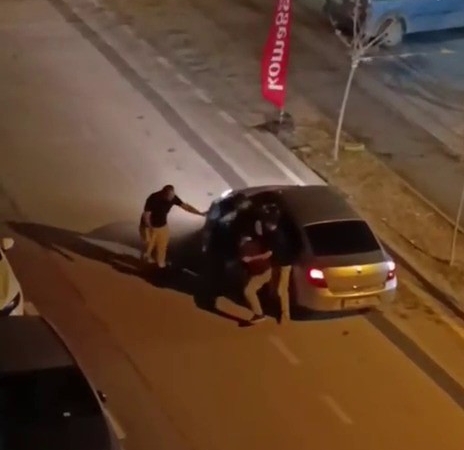 Yolunu kestikleri sürücüyü araçta darp ettiler
