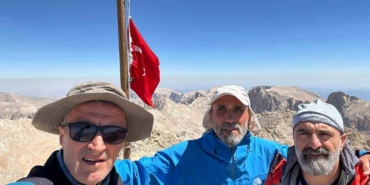 Bandırmalı dağcılar, 30 Ağustos Zafer Bayramı’nı Aladağlar’ın zirvesinde Türk bayrağıyla kutladı