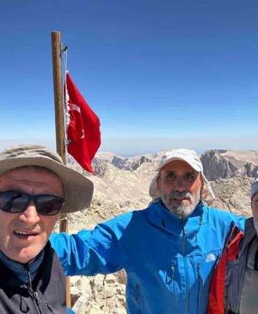 Bandırmalı dağcılar, 30 Ağustos Zafer Bayramı’nı Aladağlar’ın zirvesinde Türk bayrağıyla kutladı