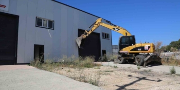 Tahtalı’da kaçak yapı yıkıldı