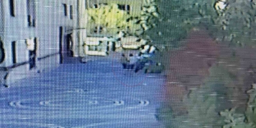 Karısı tarafından iki yerinden bıçaklandı: Yaralı kocanın tepki dahi vermediği dehşet anı kamerada