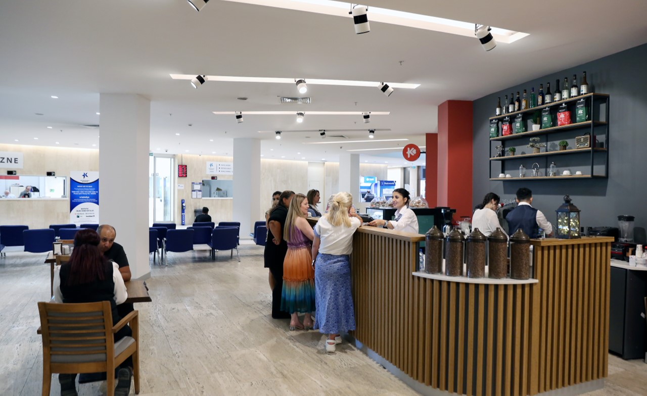 Küçükçekmece Belediyesi Ana Hizmet Binasına yeni sosyal alan: Kafe K hizmete açıldı