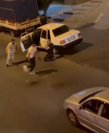 Tartıştığı adamı bıçakla kovaladı; o anlar kamerada