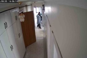 Kapıyı tıklatıp eve giren soyguncu kadınlar, kamerayı görünce panikledi