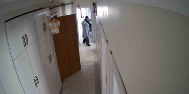 Kapıyı tıklatıp eve giren soyguncu kadınlar, kamerayı görünce panikledi