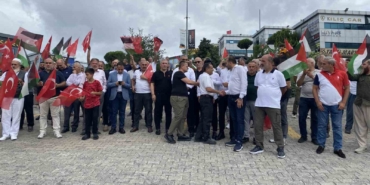 Galericiler esnafından Gazze protestosu: İsrail Başbakanı Netanyahu’nun maketi tekmelendi