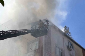 Esenler’de apartmanın çatısında çıkan yangın bitişiğindeki 2 binaya sıçradı