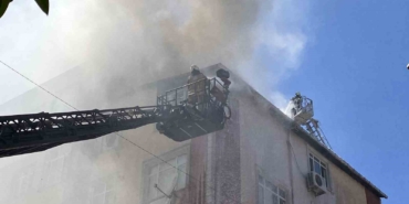 Esenler’de apartmanın çatısında çıkan yangın bitişiğindeki 2 binaya sıçradı