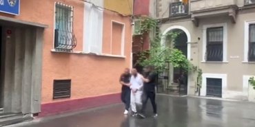 Araç içinde uyuyan şoförü gördü, şarjdaki telefonu böyle çaldı