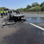 Otoyolda yabancı plakalı otomobil alev alev yandı, geriye demir yığınları kaldı