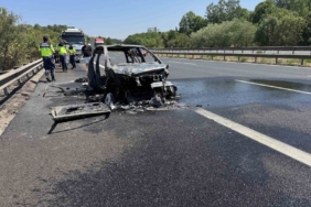 Otoyolda yabancı plakalı otomobil alev alev yandı, geriye demir yığınları kaldı