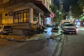 Küçükçekmece’de kız arkadaşıyla yürüyen gence silahlı saldırı kamerada