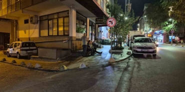 Küçükçekmece’de kız arkadaşıyla yürüyen gence silahlı saldırı kamerada