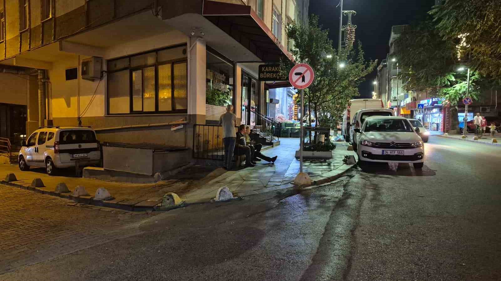 Küçükçekmece’de kız arkadaşıyla yürüyen gence silahlı saldırı kamerada