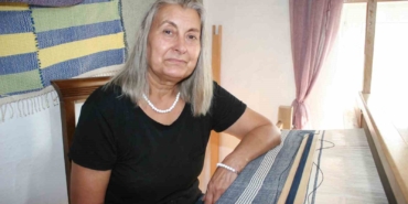 (ÖZEL) Eski giysilerin iplerinden harika eşyalar dokuyor