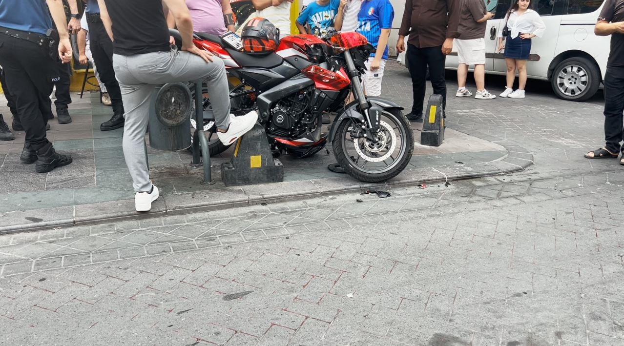 Bayrampaşa’da motosiklet yayaya çarptı