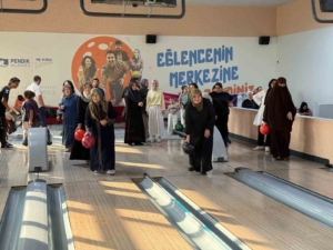 Pendik’te "Gelin - Kaynana" bowling mücadelesi renkli görüntülere sahne oldu