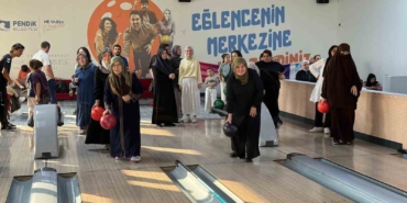 Pendik’te "Gelin - Kaynana" bowling mücadelesi renkli görüntülere sahne oldu