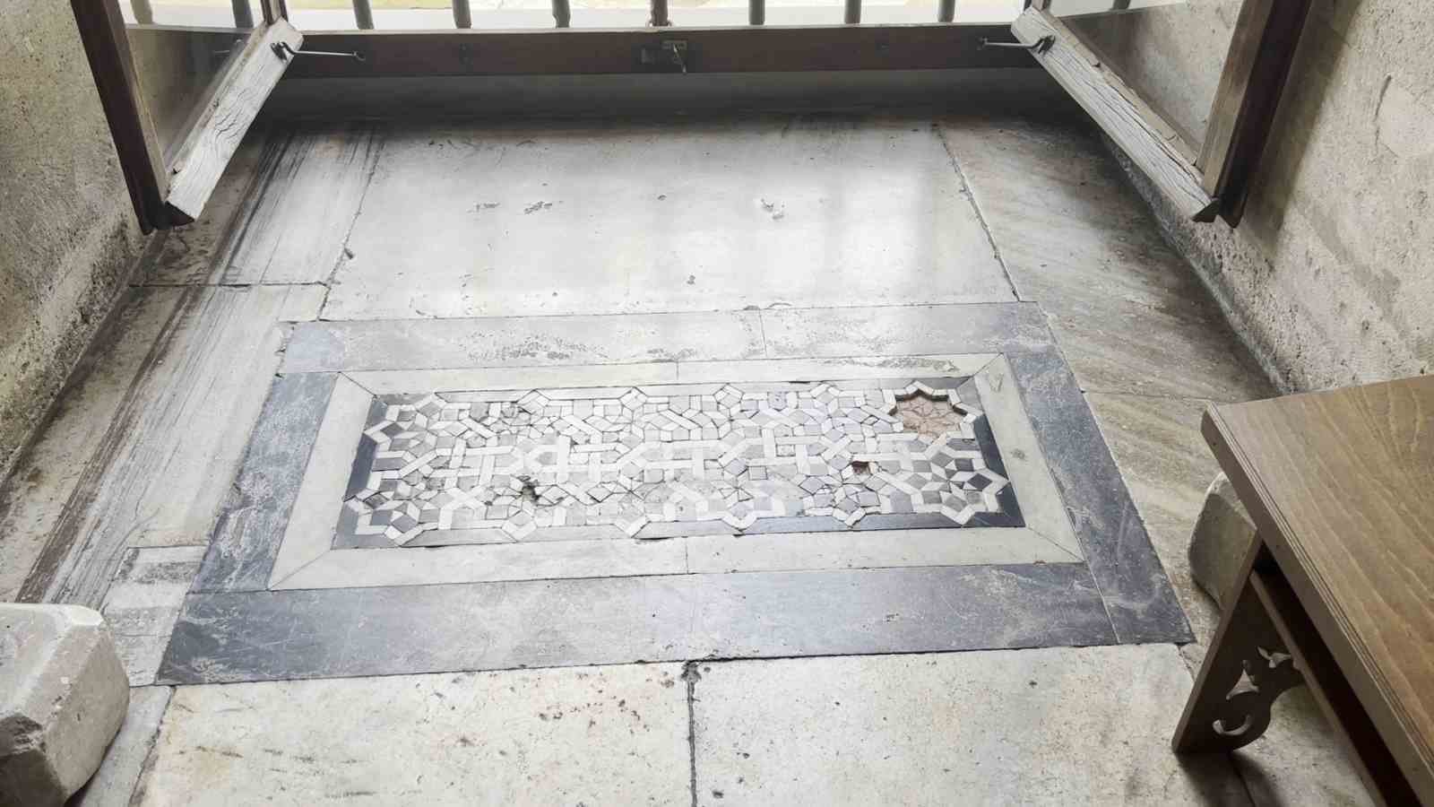 Tarihi Süleymaniye Camii’nde hırsızlık: Mozaik taşların çalındığı iddiası