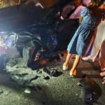 Kamyonet ile otomobil kafa kafa çarpıştı: 1’i polis 3 yaralı