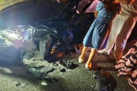 Kamyonet ile otomobil kafa kafa çarpıştı: 1’i polis 3 yaralı