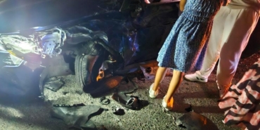 Kamyonet ile otomobil kafa kafa çarpıştı: 1’i polis 3 yaralı