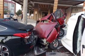 Balıkesir 4 aracın karıştığı zincirleme trafik kazası; 1 yaralı