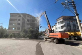 1999 depreminde ağır hasar gören binaya ilk kepçe vuruldu