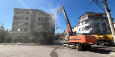 1999 depreminde ağır hasar gören binaya ilk kepçe vuruldu