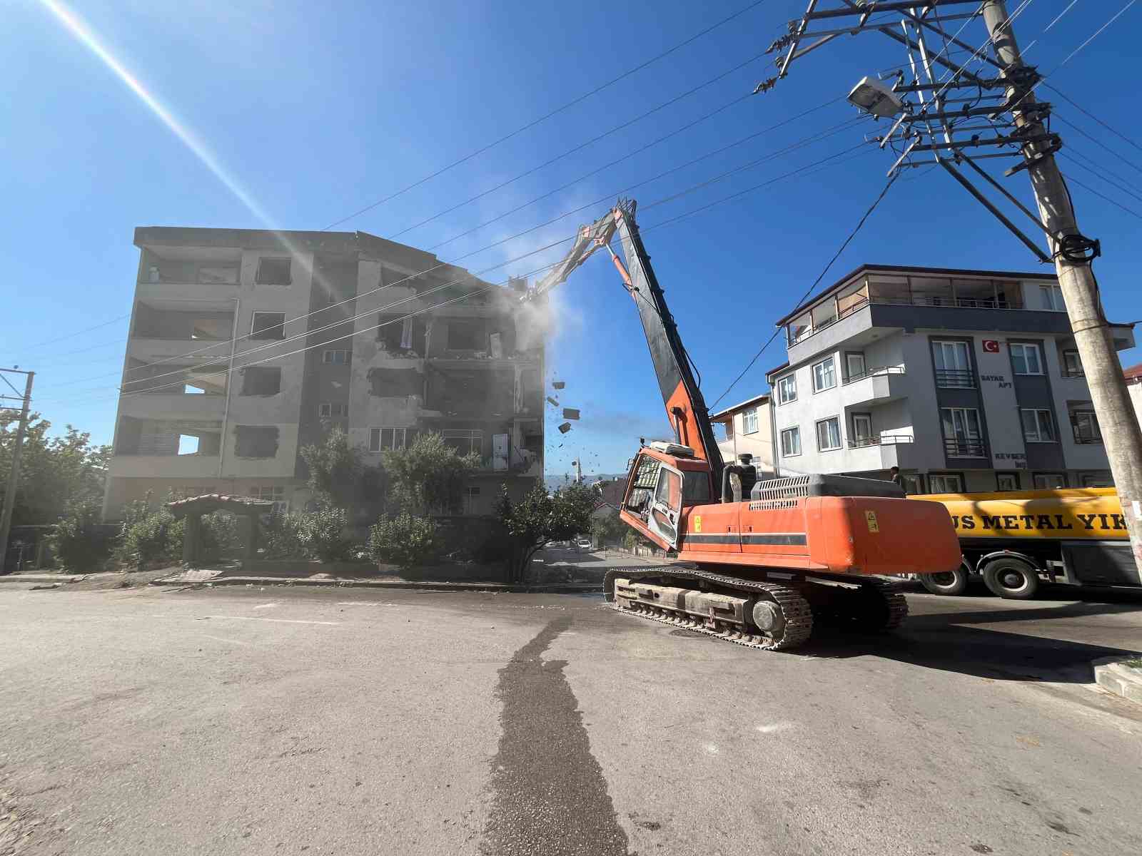 1999 depreminde ağır hasar gören binaya ilk kepçe vuruldu