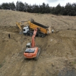 Gaziosmanpaşa’da toprak kayması sonucu hafriyat kamyonu devrildi