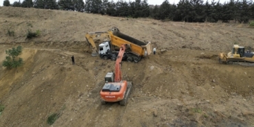 Gaziosmanpaşa’da toprak kayması sonucu hafriyat kamyonu devrildi