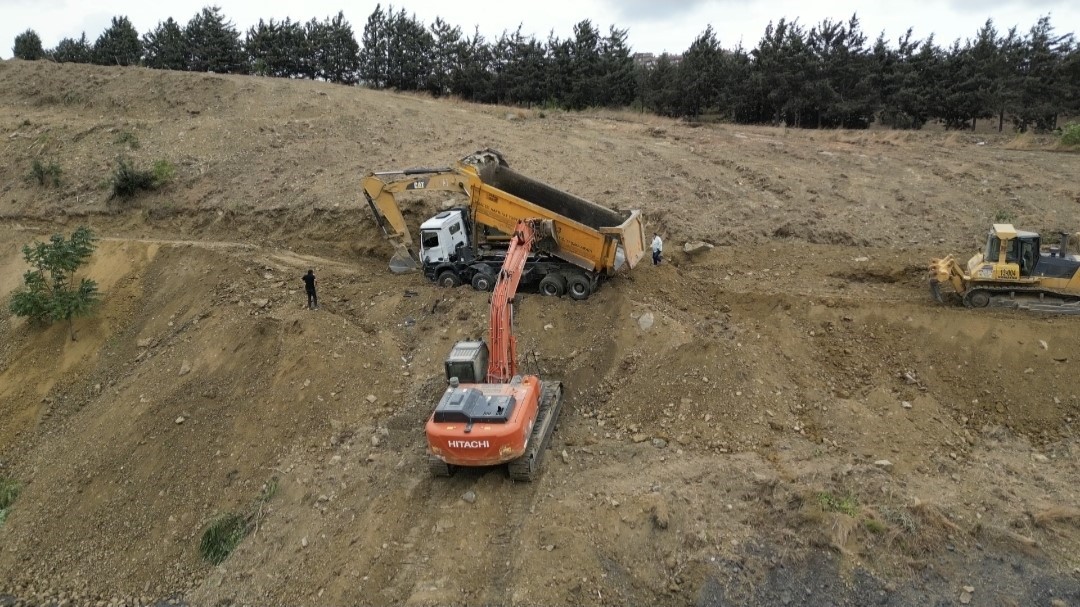 Gaziosmanpaşa’da toprak kayması sonucu hafriyat kamyonu devrildi