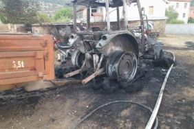 İvrindi’de traktör yandı, geriye demir yığını kaldı