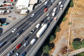 TEM Otoyolu’nda aynı noktada 24 saat içinde ikinci kez kamyon devrildi