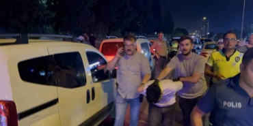 Göçmen kaçakçıları polisten kaçarken kaza yaptı: Otomobilden balık istifi 9 kişi çıktı