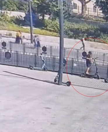 Fatih’te scooter’la gelip demirlere bağlı başka bir scooter’ı çalan çocuk kamerada
